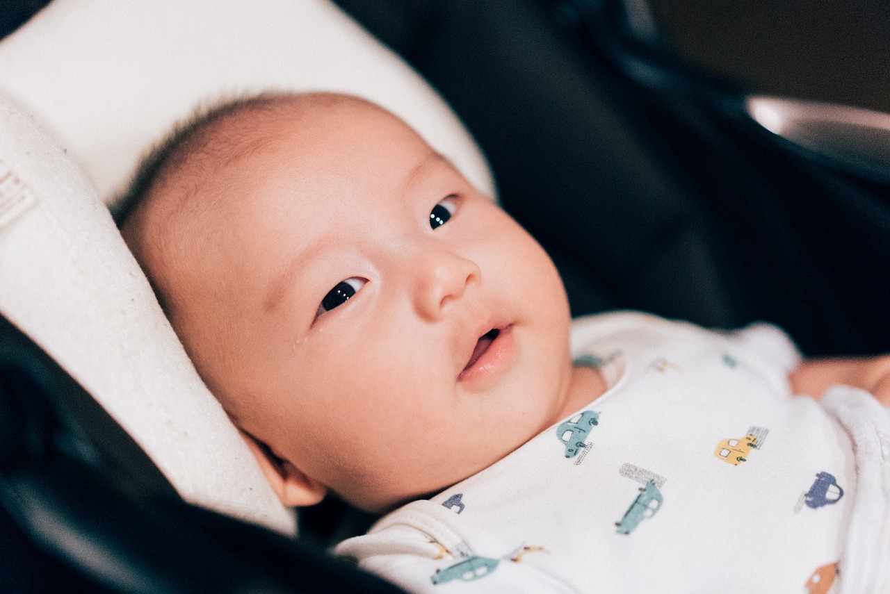 刚出生NF宝贝(国际)生殖的婴儿不哭正常吗（刚出生的小孕妈供卵生的宝宝不哭）